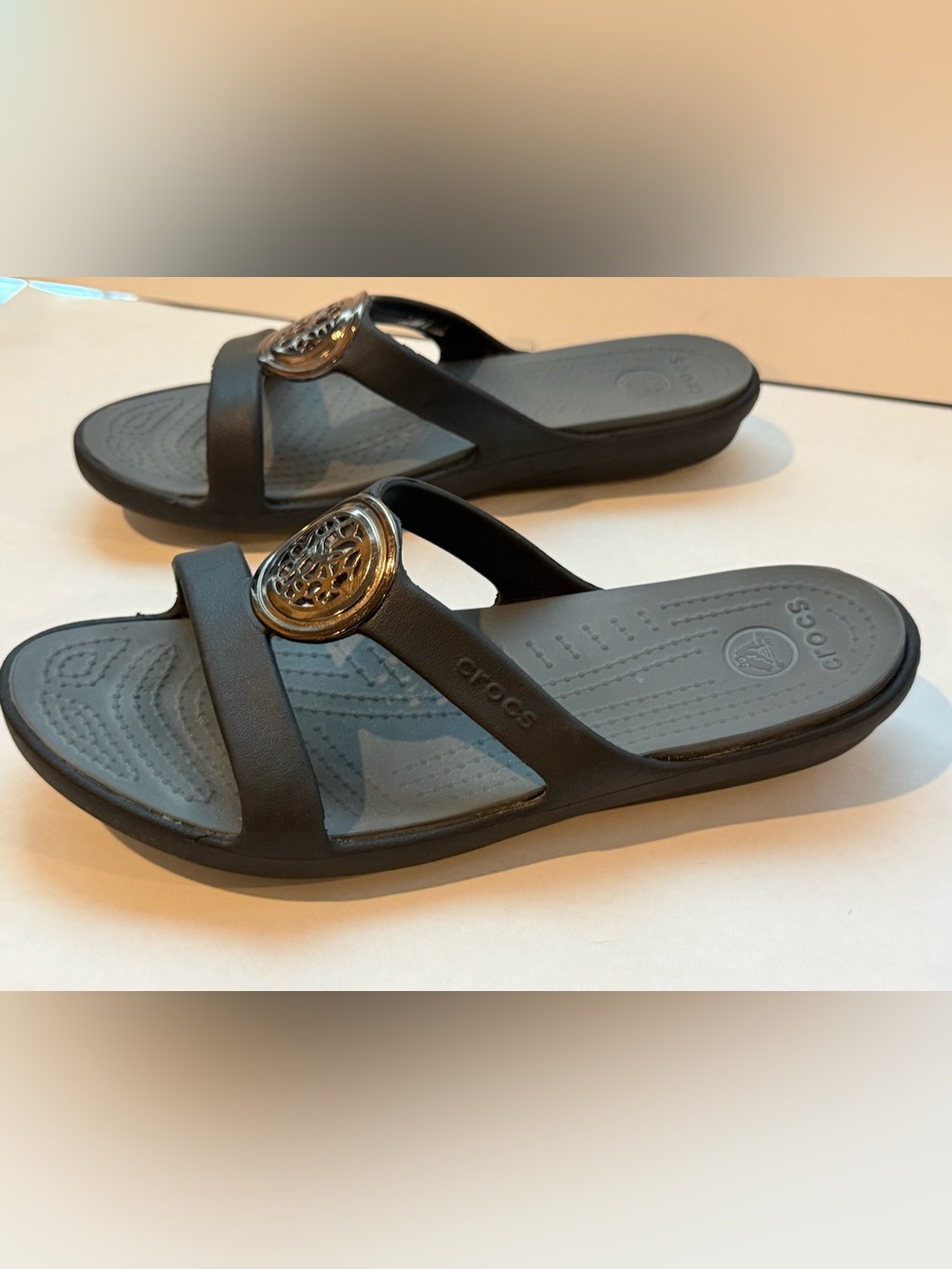 Crocs Women's Sanrah Circle Slide Sandals in Black / Graphite Size 8 - Picture 3 of 8